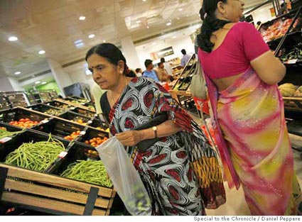 Indian women shopping (c) Daniel Peppers