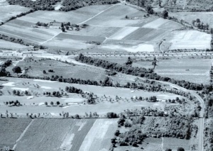 View of L.I.M.P. in 1939. At the curve is the Fresh Meadow Country Club (site of 1932 US Open), now home to the Fresh Meadows Housing Development 