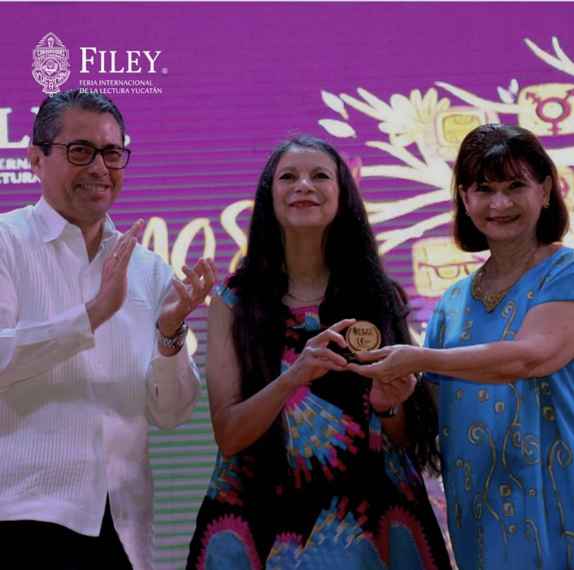 Macaulay Prof. Carmen Boullosa recieves the Jose Emilio Pacheco Award at FILEY
